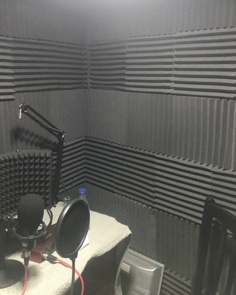 Cabina de Leslie Esparza con tratamiento acústico en paredes